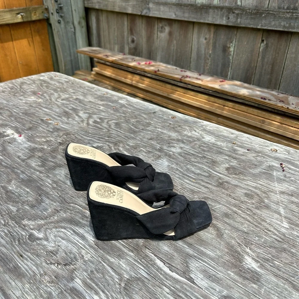 VINCE CAMUTO RENNAYA‎ WEDGE SANDAL black size 7